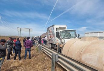 Conductor de tractor muere tras aparatoso choque, en la salida sur de Culiacán