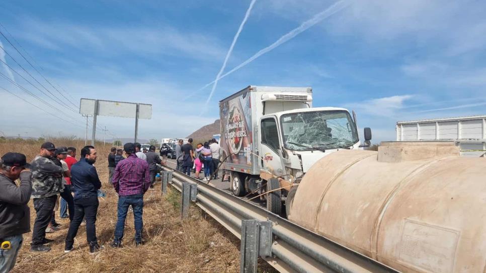 Conductor de tractor muere tras aparatoso choque, en la salida sur de Culiacán