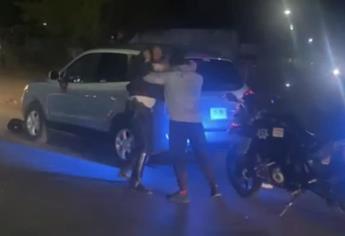 Conductor y tránsito de Ahome se traman a golpes en plena carrera