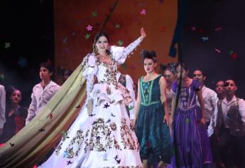 El vestido de Uma l, Reina de los Juegos Florales, representa el triunfo y está inspirado en la unión de México e Italia