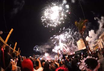 Se reúnen miles para gozar del Combate Naval del Carnaval de Mazatlán