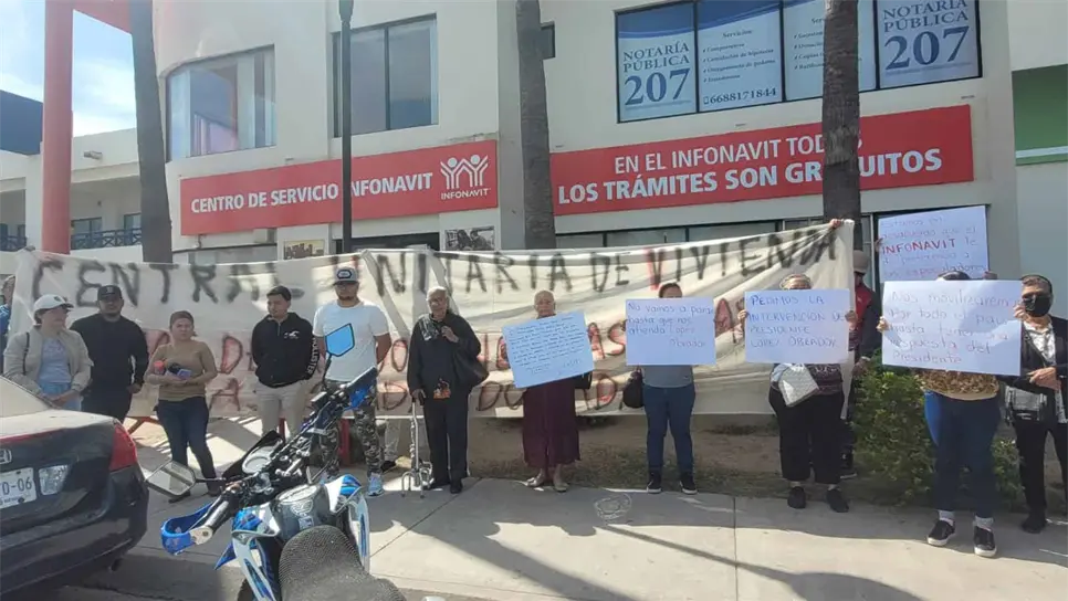 La mañana de este lunes hubo manifestación en las oficinas de Infonavit. FOTO: Osmar Zavala.