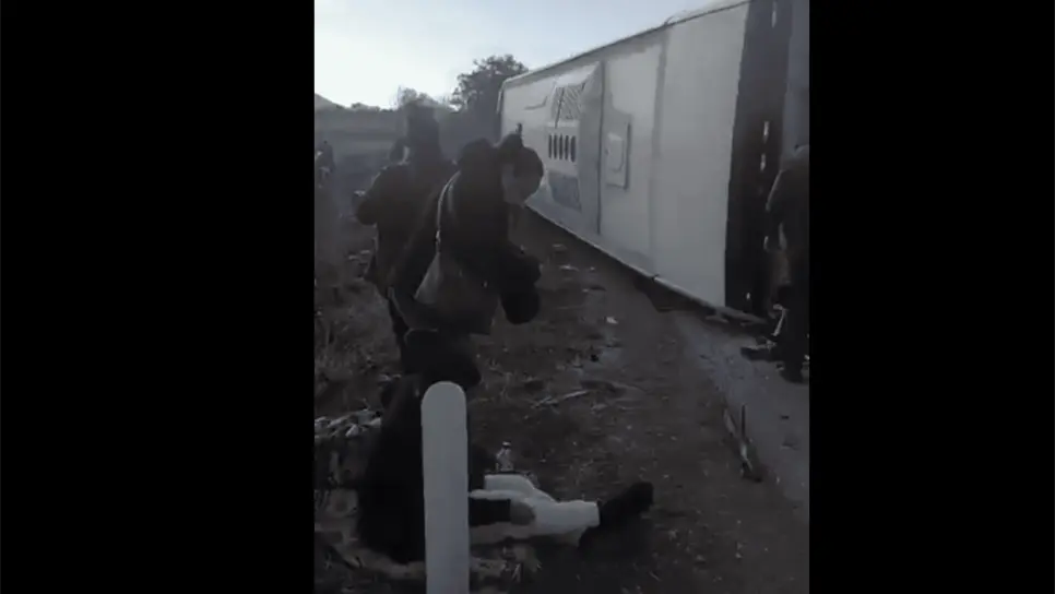 Vuelca autobús de pasajeros por La Costera, hay decenas de lesionados