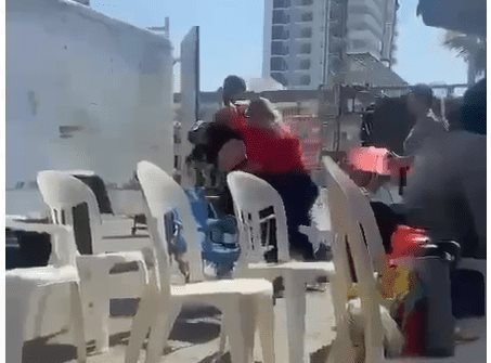 Captan pleito entre dos mujeres por una silla para el desfile del Carnaval | VIDEO