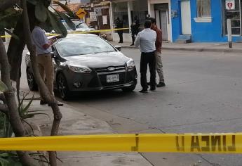 Balean automóvil tras intento de despojo en la colonia Miguel Alemán, en Culiacán