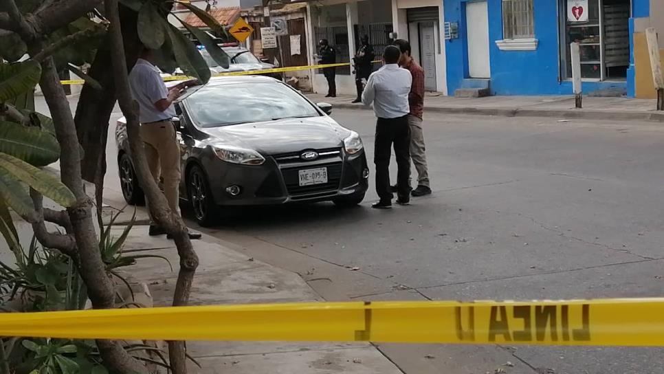 Balean automóvil tras intento de despojo en la colonia Miguel Alemán, en Culiacán