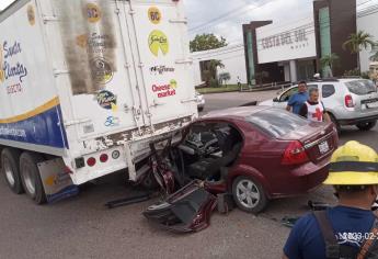 Conductora termina prensada tras chocar contra un torton en Culiacán