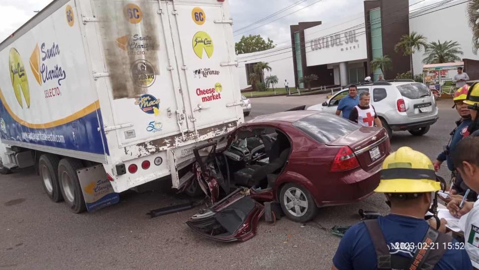 Conductora termina prensada tras chocar contra un torton en Culiacán