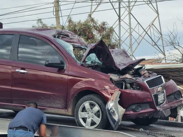 Conductora Termina Prensada Tras Chocar Contra Un Torton En Culiacán Luz Noticias 1796