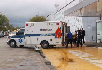 Trasladan a Los Mochis al chofer y una mujer pasajera heridos en el camionazo en Angostura