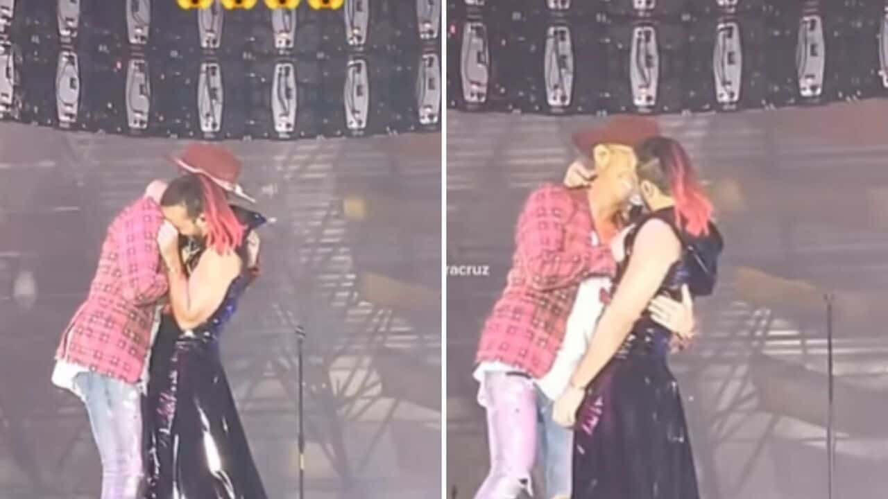 Erik Rubín durante la gira de los 90s pop tour sale muy cerquita de otro cantante. FOTO: Captura de pantalla.