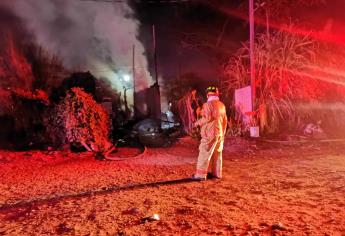 Fuego consume dos viviendas de material rústico en Los Mochis; dos familias lo pierden todo