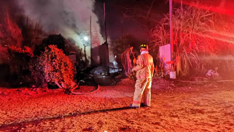 Fuego consume dos viviendas de material rústico en Los Mochis; dos familias lo pierden todo