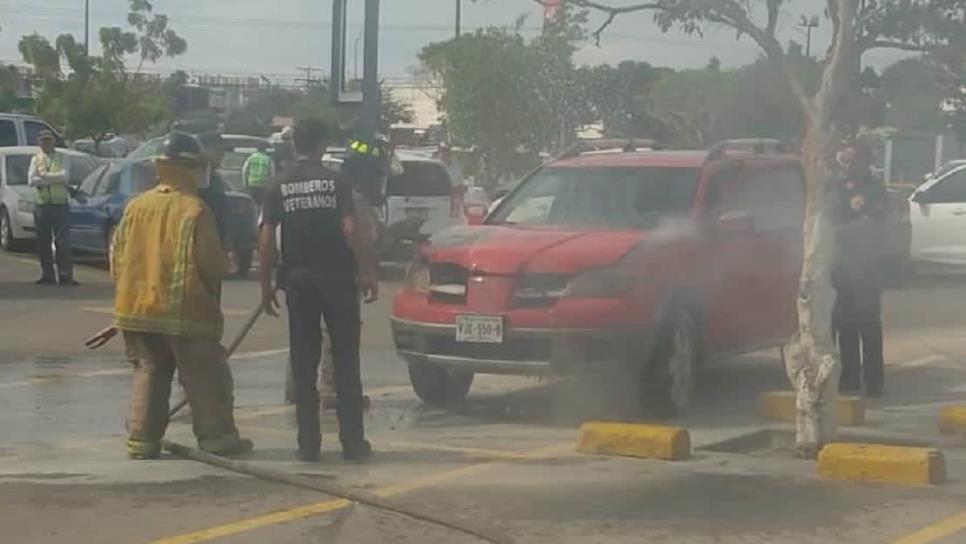 Arde camioneta en plaza comercial de Mazatlán
