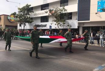 Desfilan por el aniversario 83 de la Bandera de México, en Culiacán