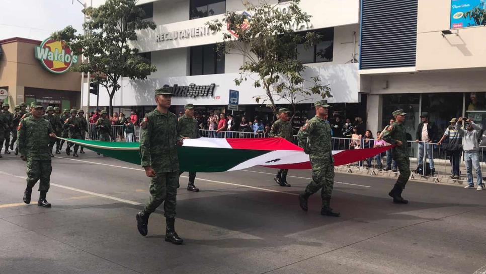 Desfilan por el aniversario 83 de la Bandera de México, en Culiacán