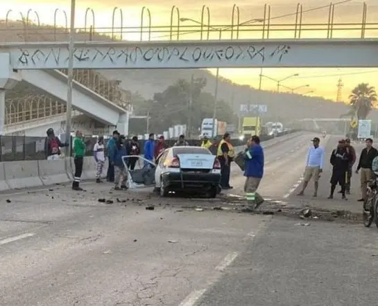 Conductor sale volando de su carro tras accidente en Mazatlán #VIDEO
