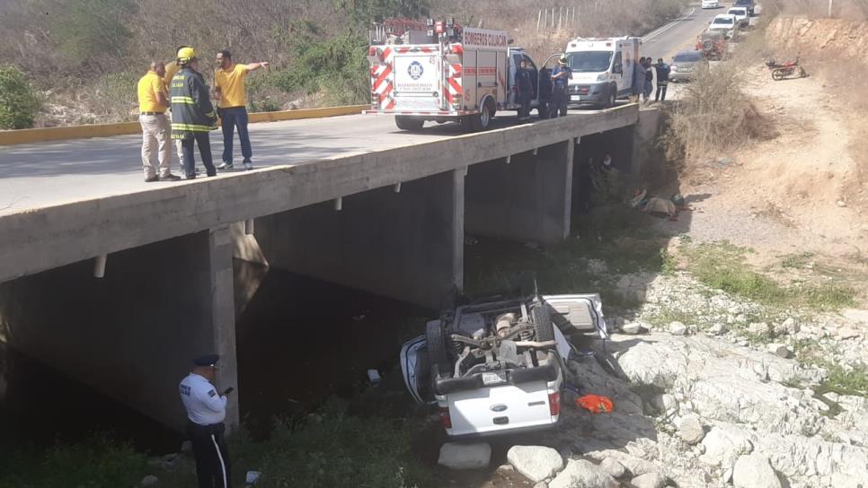 Mueren 2 hombres en camioneta desde un puente en la carretera Imala-Sanalona