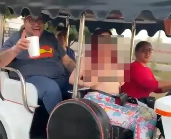 Mujer hace «toples» en una pulmonía de Mazatlán