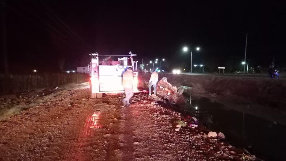 Vuelca en la México 15 frente a San Miguel Zapotitlán, Ahome