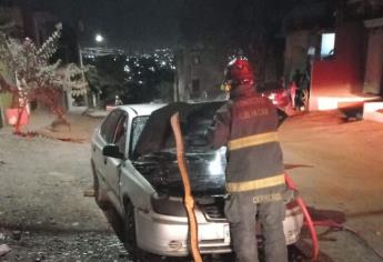 Queman y rompen vidrios de otro automóvil en Culiacán