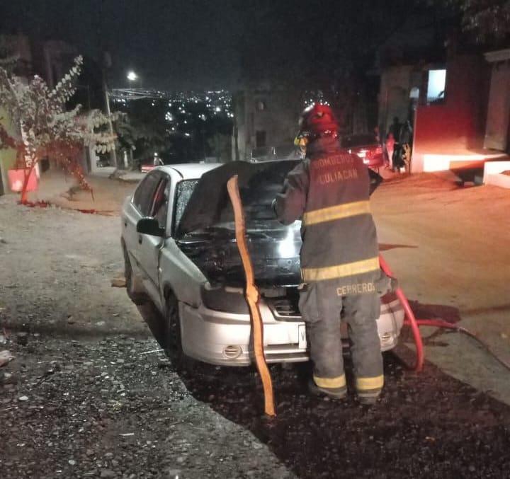 Queman y rompen vidrios de otro automóvil en Culiacán