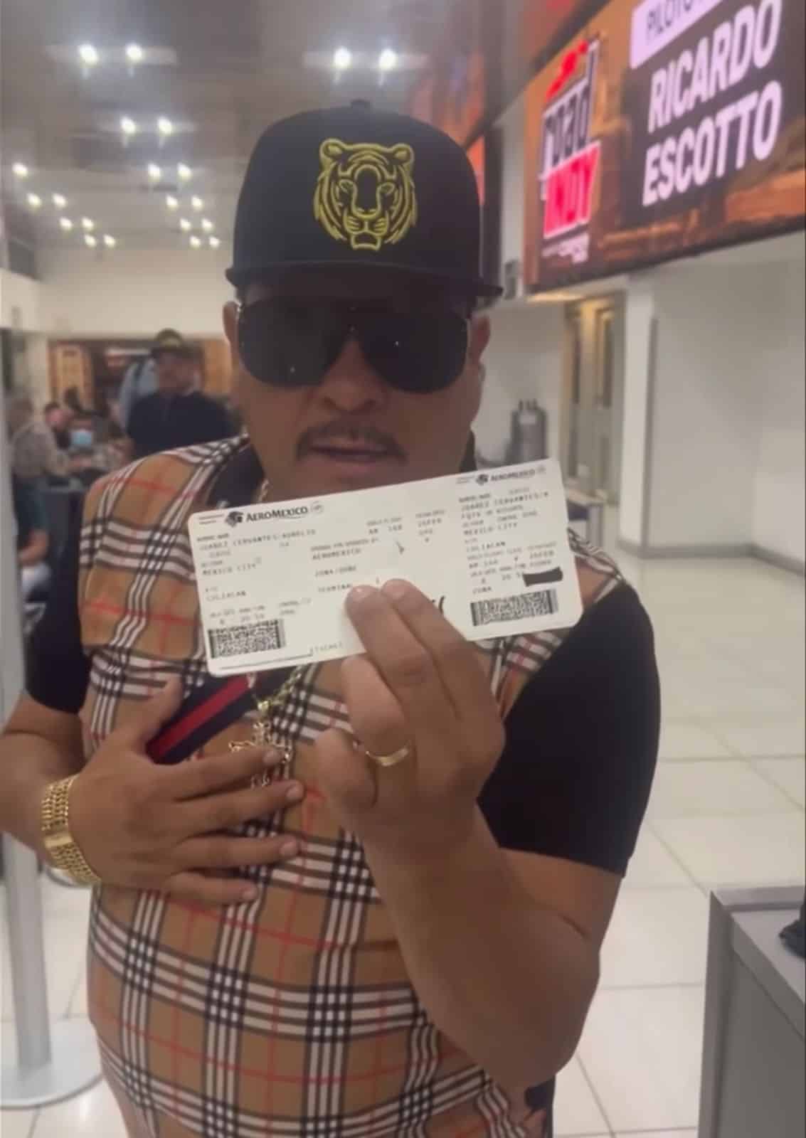 El cantante mostró sus boletos de avión. | FOTO: Redes sociales.