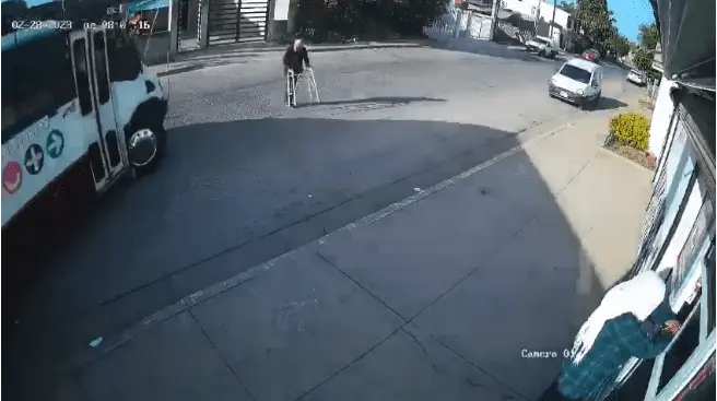 Momento que una persona de la tercera edad es atropellada por un camión urbano. | FOTO: Captura de pantalla.