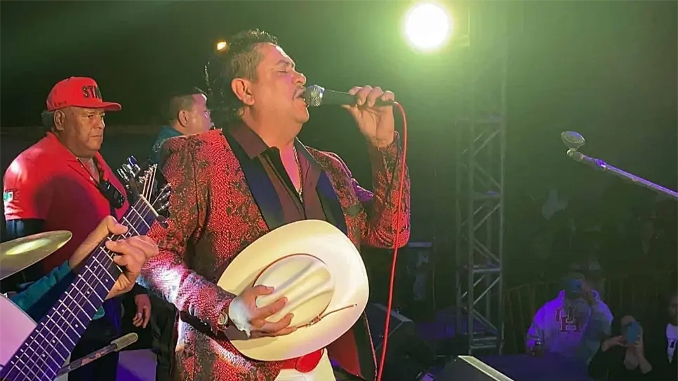 El Tigrillo Palma, el cantante sinaloense que tuvo un percance con una aerolínea. | FOTO: Facebook.