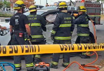 Mujer queda prensada tras aparatoso choque en la colonia Issstesin, en Culiacán