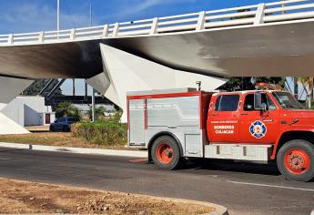 Pepenadores queman basura en el Puente Blanco en Culiacán