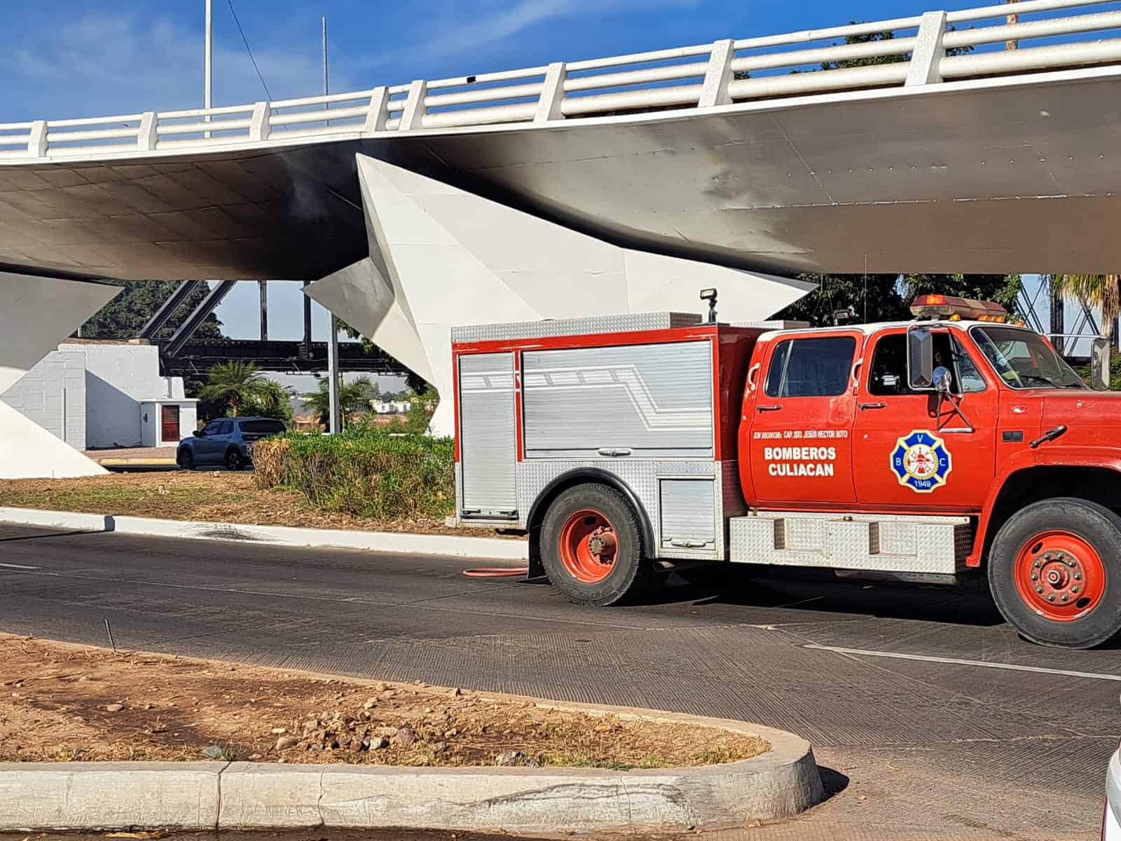 Pepenadores queman basura en el Puente Blanco en Culiacán