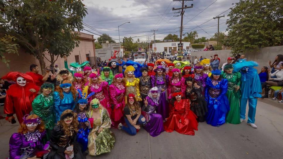 Gobernador convive con miles de mocoritenses durante recorrido del carnaval