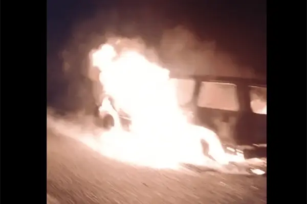 Fuego consume camioneta en la carretera México 15, al norte de Culiacán Fuego consume camioneta en la carretera México 15, al norte de Culiacán