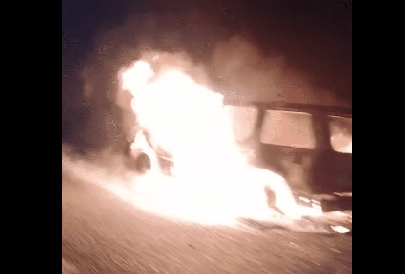 Fuego consume camioneta en la carretera México 15, al norte de Culiacán