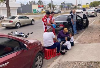 Mujer termina lesionada al derrapar en su moto junto a sus niños en Los Mochis