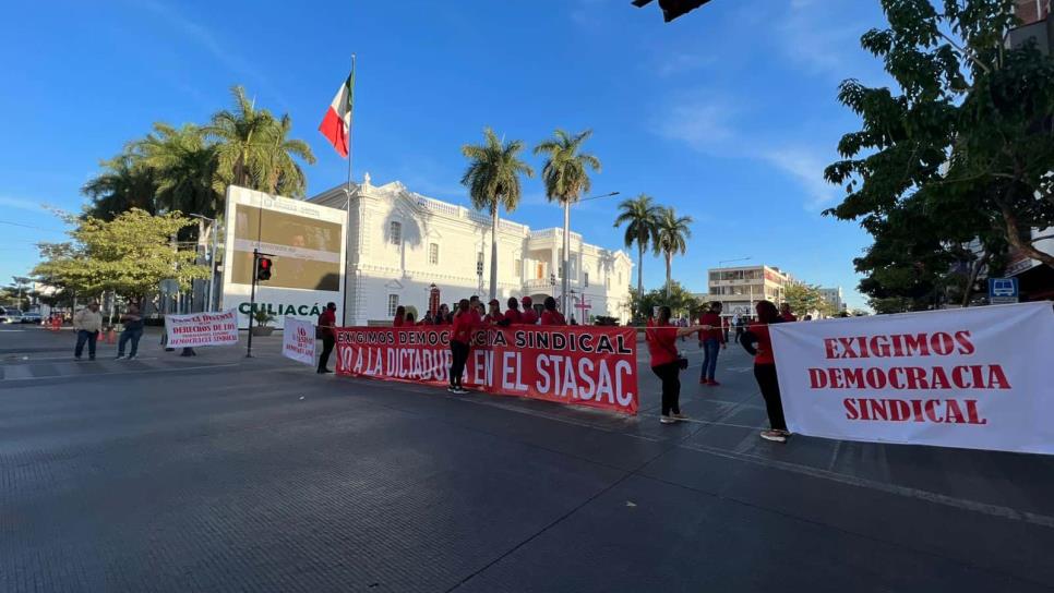 Trabajadores del STASAC mantienen cerrada la Obregón en Culiacán; acusan que se les negó el registro de un candidato