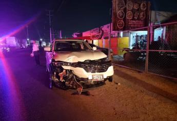 Destroza camioneta de agencia por querer ganarle al tren, en Culiacán.