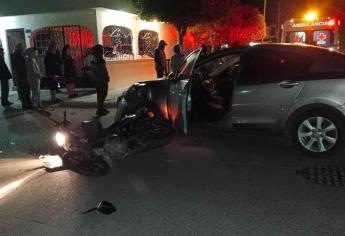Luisa regresaba de la maquila en su moto, se pasa un alto y choca, está grave