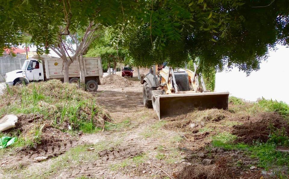 Obras Públicas realiza limpieza de canales pluviales en Mazatlán