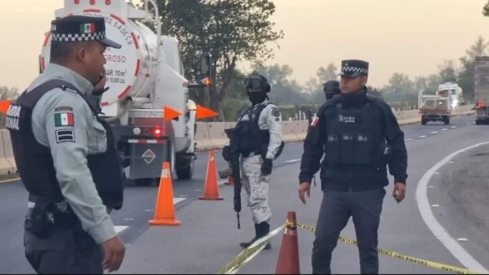 Conductor de paquetería se duerme al volante y destroza su camioneta en la Culiacán-Mazatlán