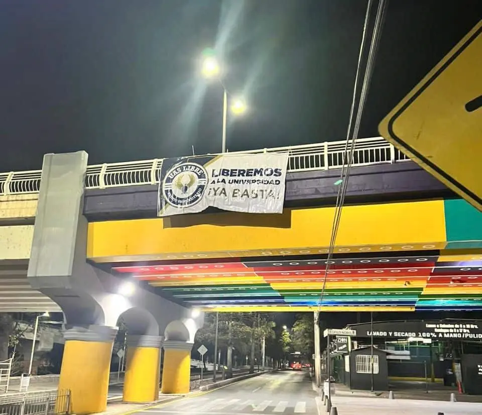 Aparecen mantas en Culiacán. | FOTO: Luz Noticias.