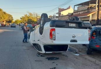 Madre de familia se pasa un alto y provoca volcadura en Los Mochis