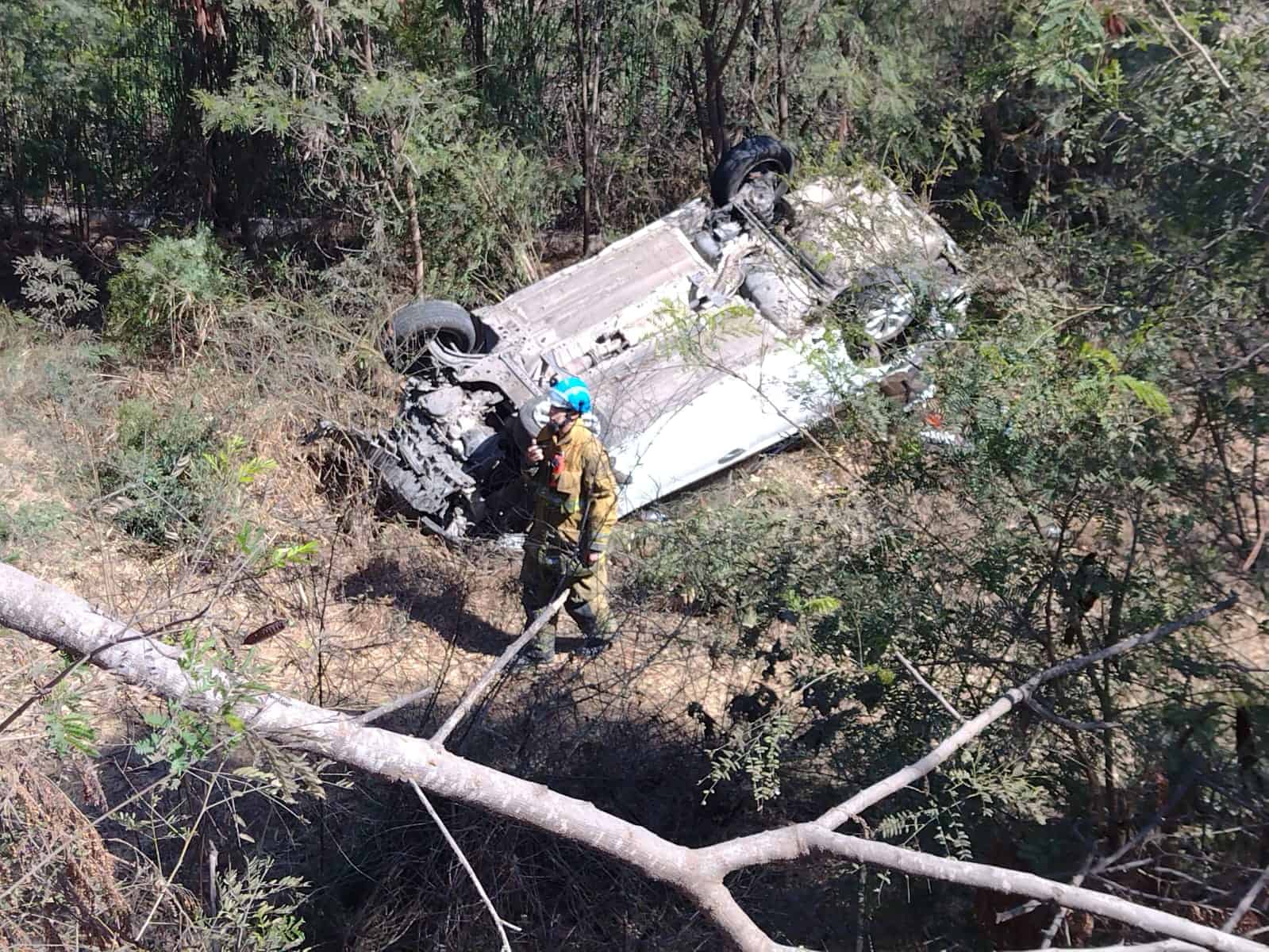 Dos lesionados deja volcadura sobre La Costerita, frente a la Plaza Explanada. FOTO: Luz Noticias