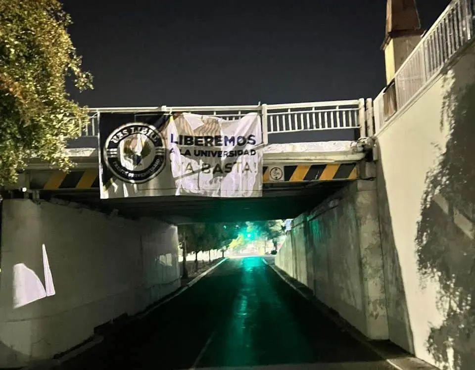 Aparecen mantas en Culiacán con la leyenda «Liberemos a la Universidad ¡YA BASTA!». FOTO: Luz Noticias