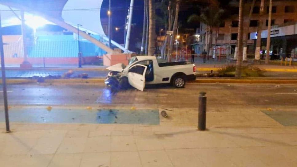 Mujer pierde la vida tras chocar contra una palmera en Paseo Claussen Mazatlán