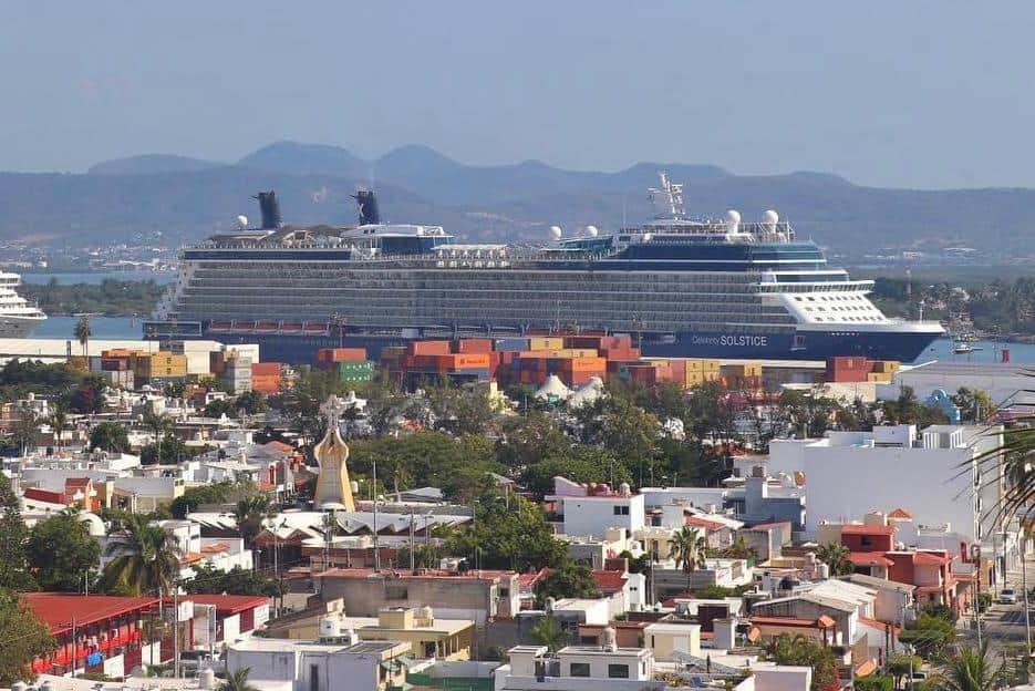 Cerca de 9 mil personas arriban a Mazatlán a bordo de dos cruceros 