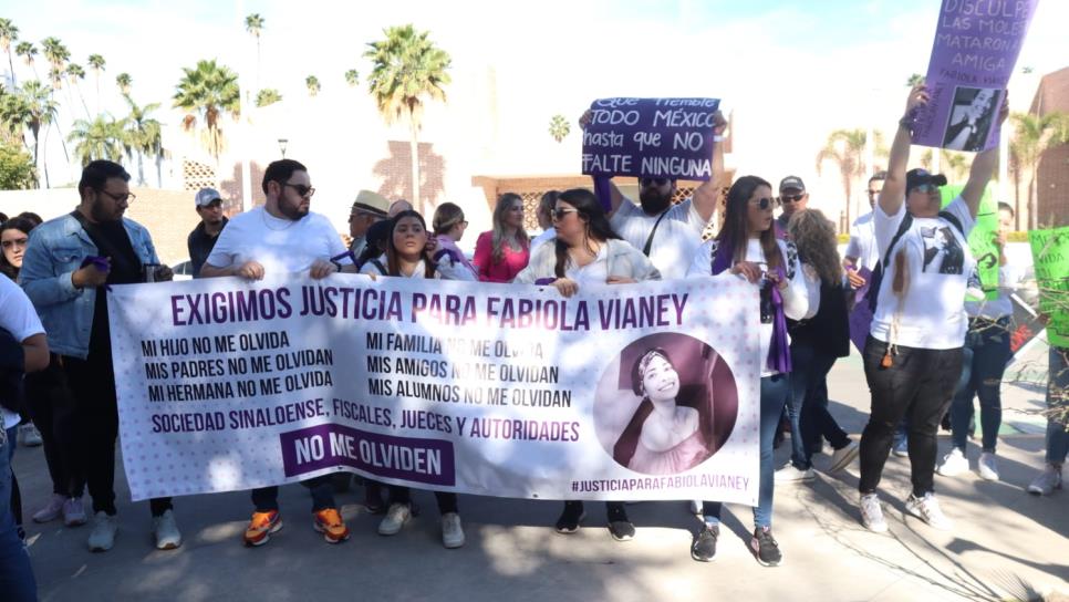 Familiares y amigos de Fabiola Vianey exigen justicia durante el 8M