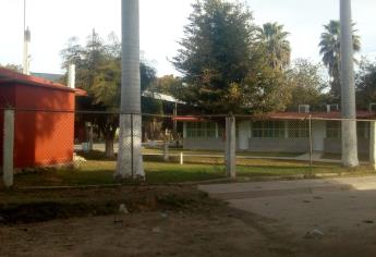 Alumnos reciben clases en línea por problemas de drenaje en primaria de Ahome