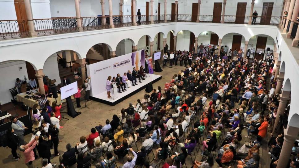 Rocha Moya entrega reconocimientos a 46 mujeres sinaloenses